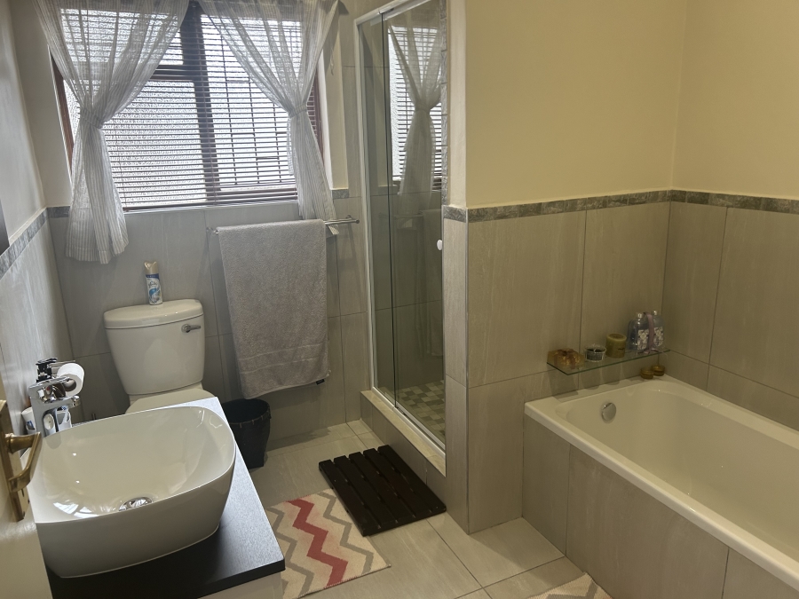 3 Bedroom Property for Sale in Roodeberg Western Cape